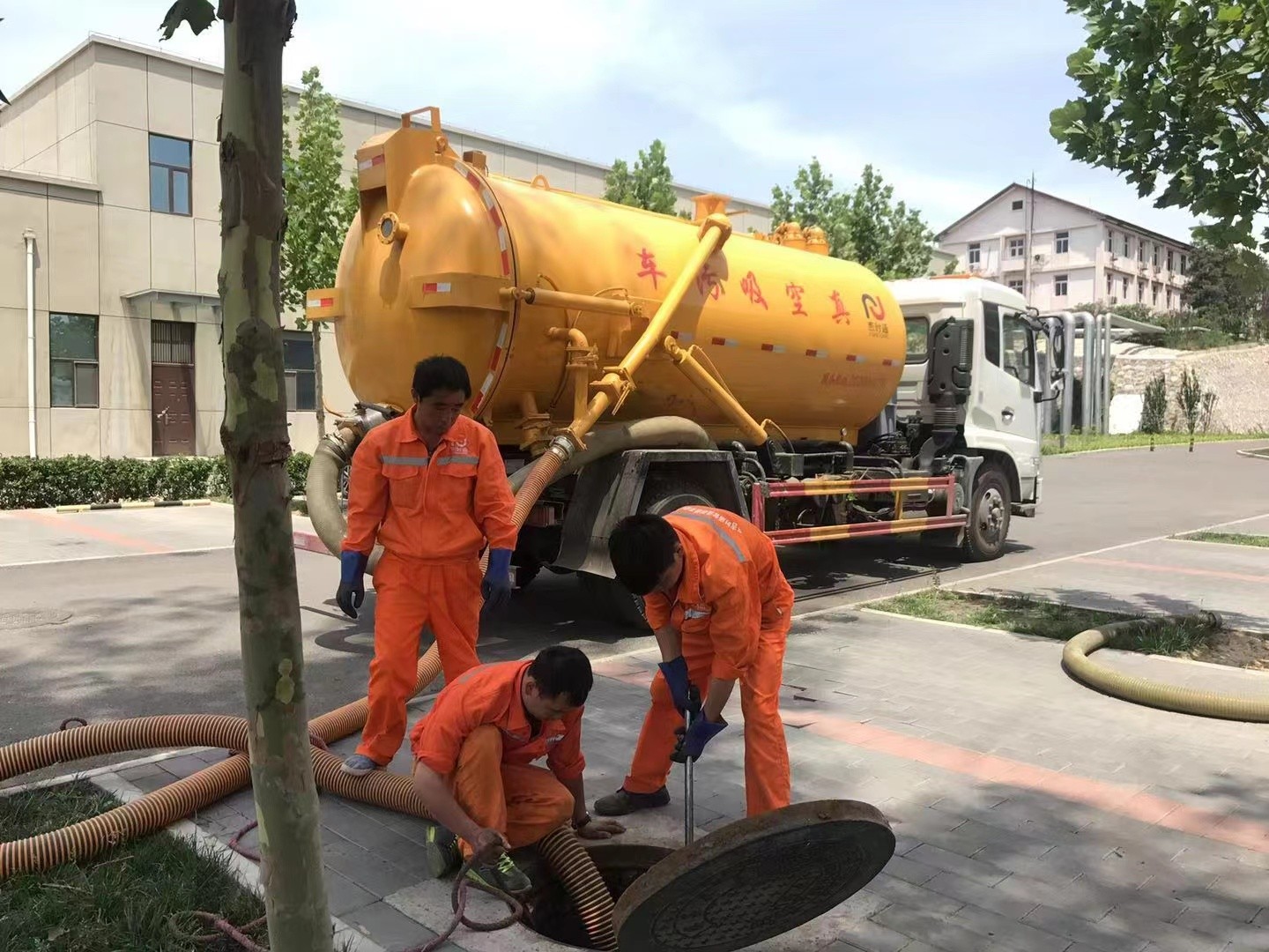 公主岭管道疏通车停在窨井附近