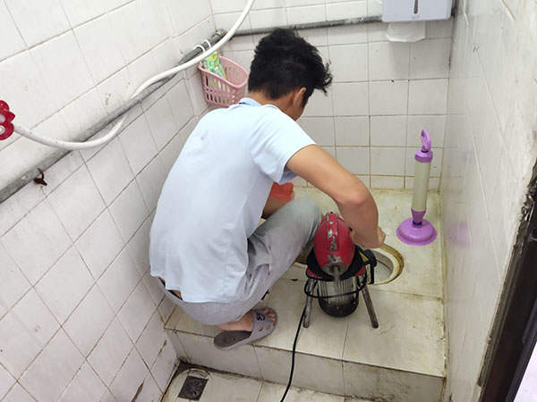 公主岭管道堵塞冒臭气 专业师傅现场解决问题